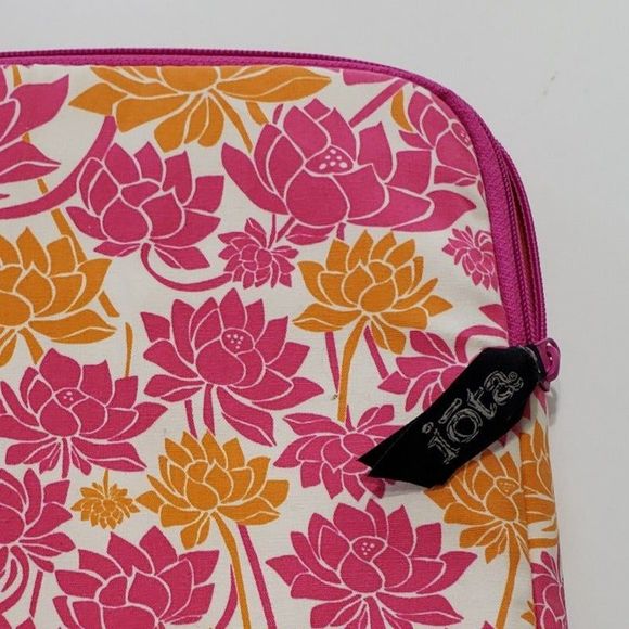 Iota Chic Every Iota Soft Tablet / E-Reader Pouch / Travel Case; Approx. 8 x 10 - Picture 3 of 8